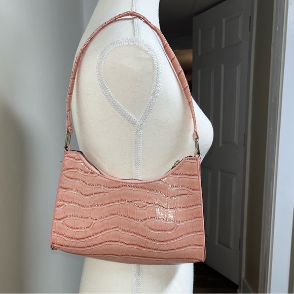 Purse, pink(peach) unbranded. 9.5”x6”x2” D. Open interior. No flaws. Strap 17” - Picture 7 of 15